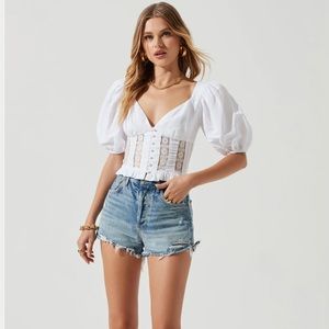 Lace trimmed puff sleeve top 🩷